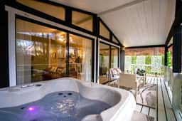 The Honeymoon Cabin | Private Retreat w/ hot tub