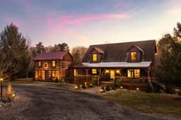The Royal Cabin | Private Getaway w/ Hot Tub