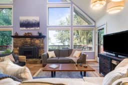 Ravens' Ridge: Modern Cabin + Stunning Valley View
