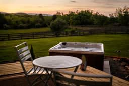 Valley View Farmhouse · Hot Tub, Fenced Pasture