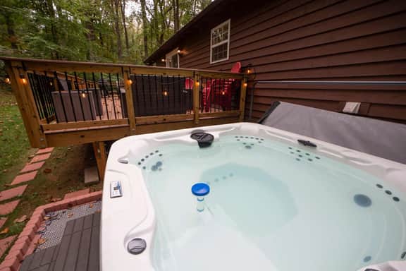 Chipmunk Hollow | Hot Tub, Grill & Fire Table