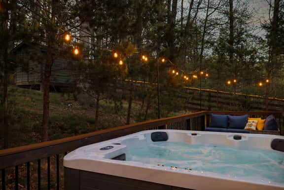 The Cozy Bear Cabin | Hot Tub, Fenced Yard, Games
