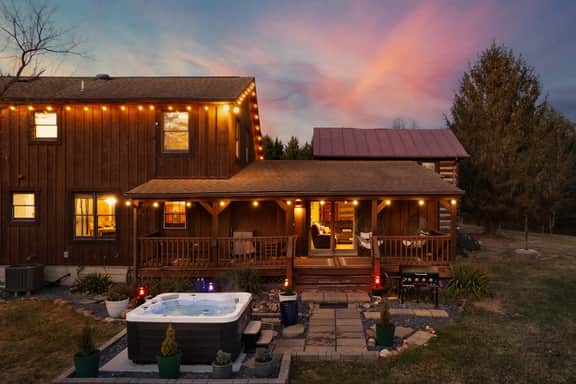 The Royal Cabin | Private Getaway w/ Hot Tub