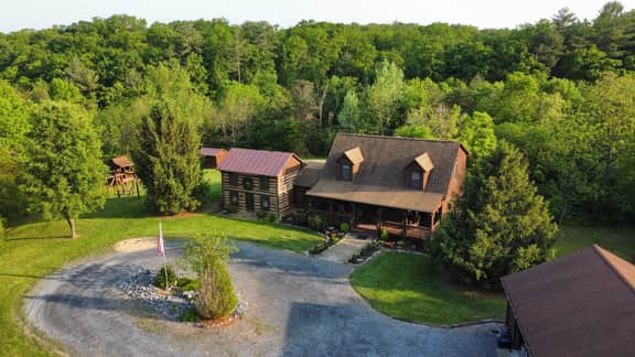 The Royal Cabin | Private Getaway w/ Hot Tub