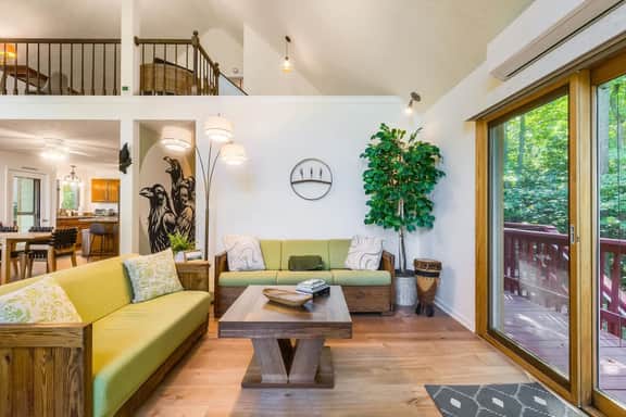 Ravens' Ridge: Modern Cabin + Stunning Valley View