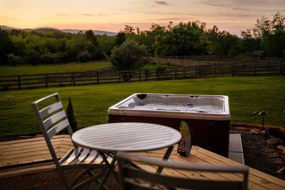 Valley View Farmhouse · Hot Tub, Fenced Pasture