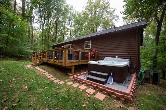 Chipmunk Hollow | Hot Tub, Grill & Fire Table