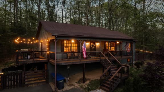 The Cozy Bear Cabin | Hot Tub, Fenced Yard, Games