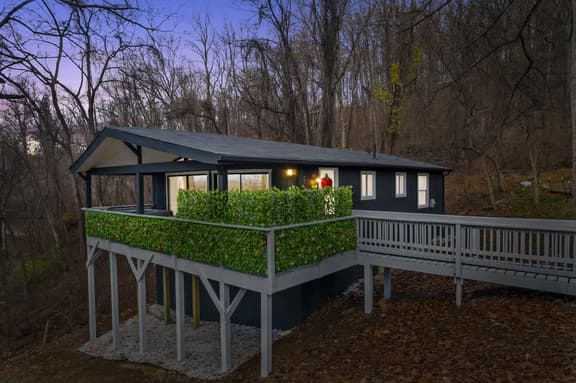 The Honeymoon Cabin | Private Retreat w/ hot tub