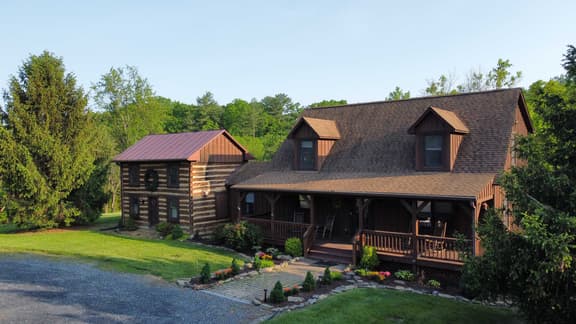 The Royal Cabin | Private Getaway w/ Hot Tub