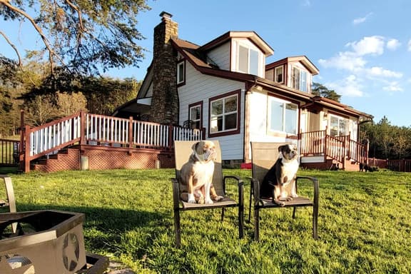 Starlight Farmhouse | Dog-Friendly + Mountain View